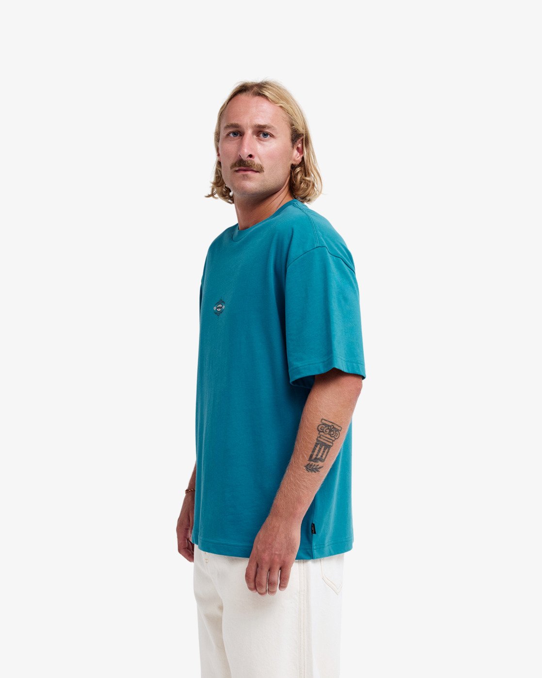 T-shirt Billabong Since 73 Alternate OG bleu océan, porté, de profil