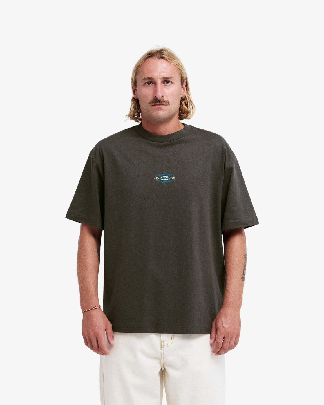 T-shirt Billabong Since 73 Alternate OG noir corbeau, porté, de face