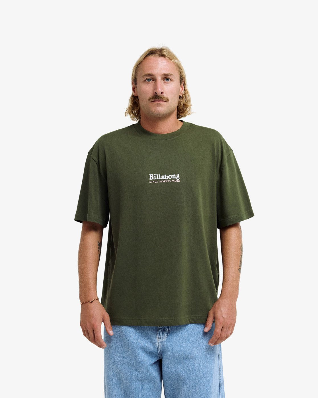 T-shirt Billabong Endless Quest OG vert sombre, porté, de face