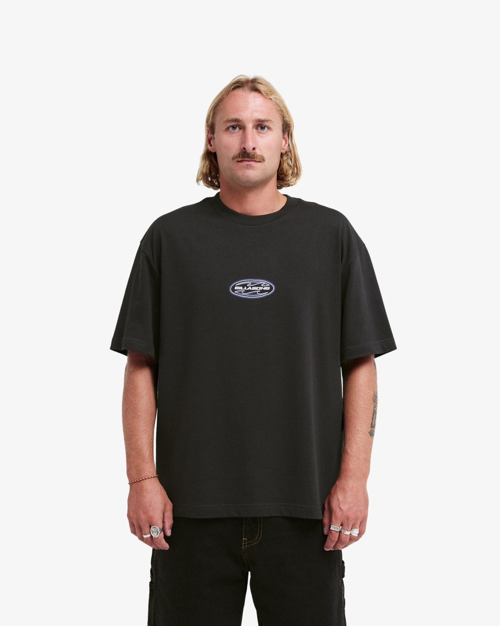 T-shirt Billabong Bad Dog Wip noir délavé, porté, de face