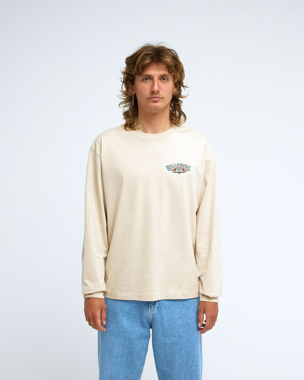 T-shirt manches longues Billabong Heritage OG écru, porté, de face