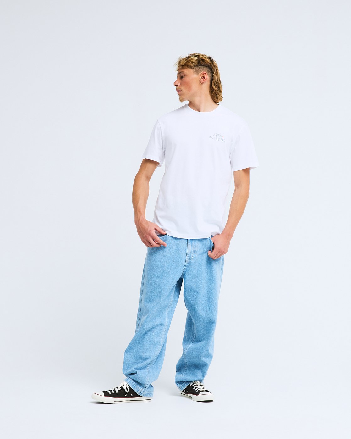 T-shirt Billabong Ty Williams Paddle Out blanc, porté en pied