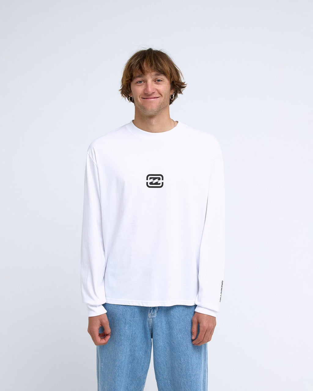 T-shirt manches longues Billabong Bracket OG blanc, porté, de face