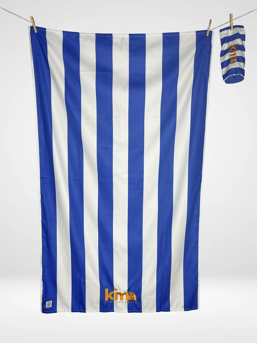 Serviette de plage Kima Etxola Navy, rayures bleu roi et blanc, à plat - Ô Cabanon La Ciotat
