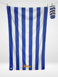 Serviette de plage Kima Etxola Navy, rayures bleu roi et blanc, à plat - Ô Cabanon La Ciotat