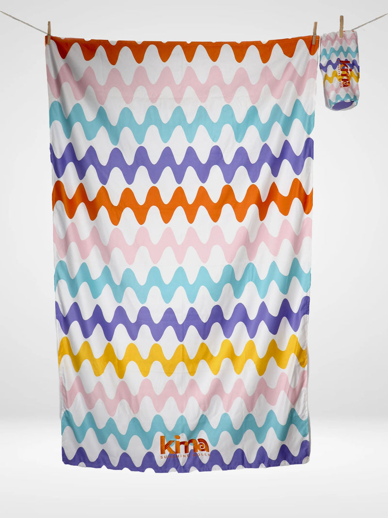 Serviette de plage Kima Lines Multico, zigzags multicolores, à plat - Ô Cabanon La Ciotat