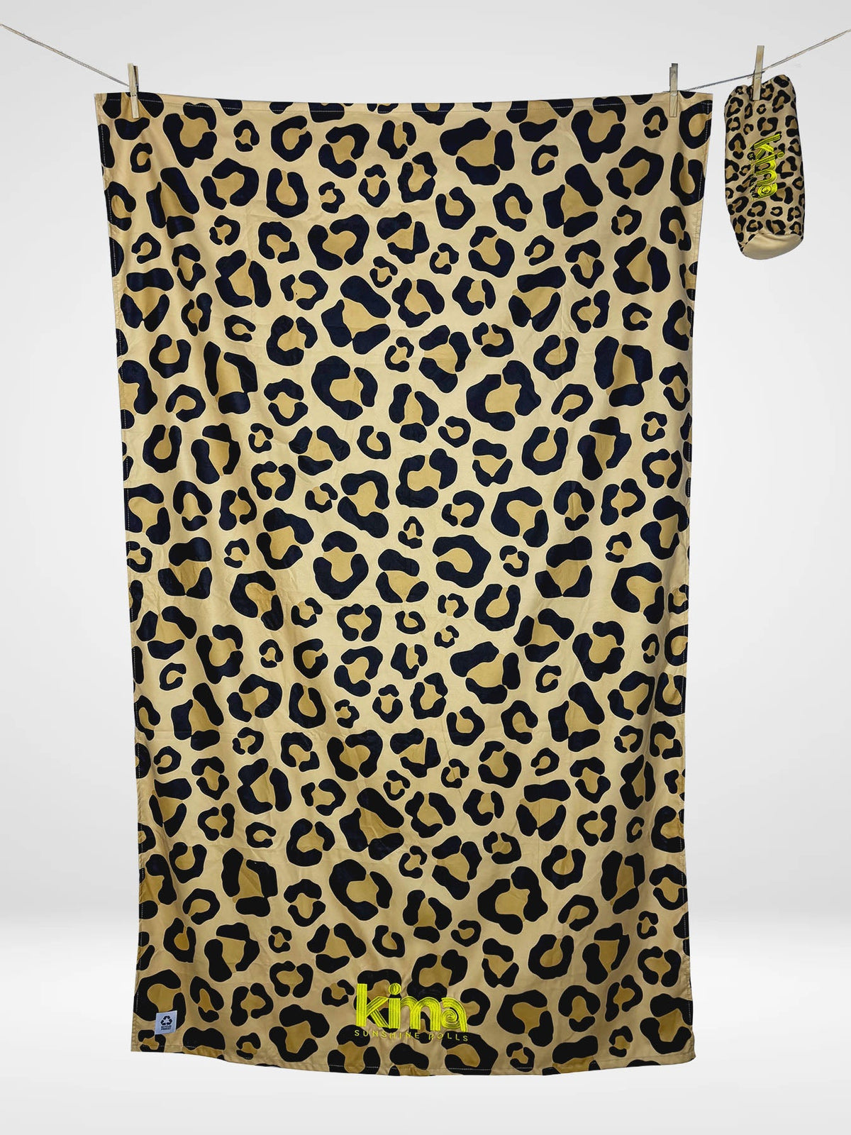 Serviette de plage Kima Léopard, léopard beige et noir, à plat - Ô Cabanon La Ciotat