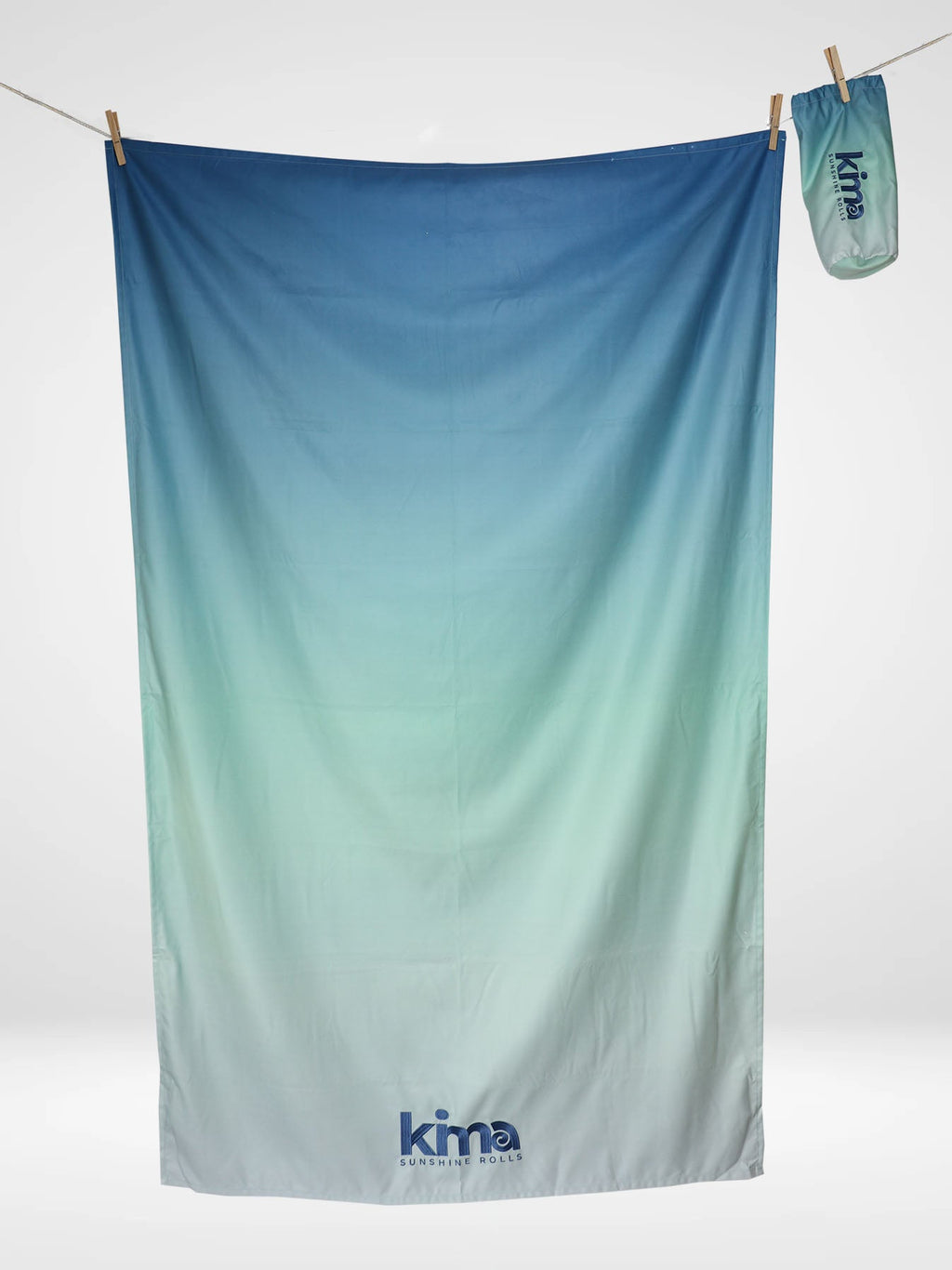 Serviette de plage Kima Tie & Dye Bleu Lagon, dégradé bleu et vert d'eau, à plat - Ô Cabanon La Ciotat
