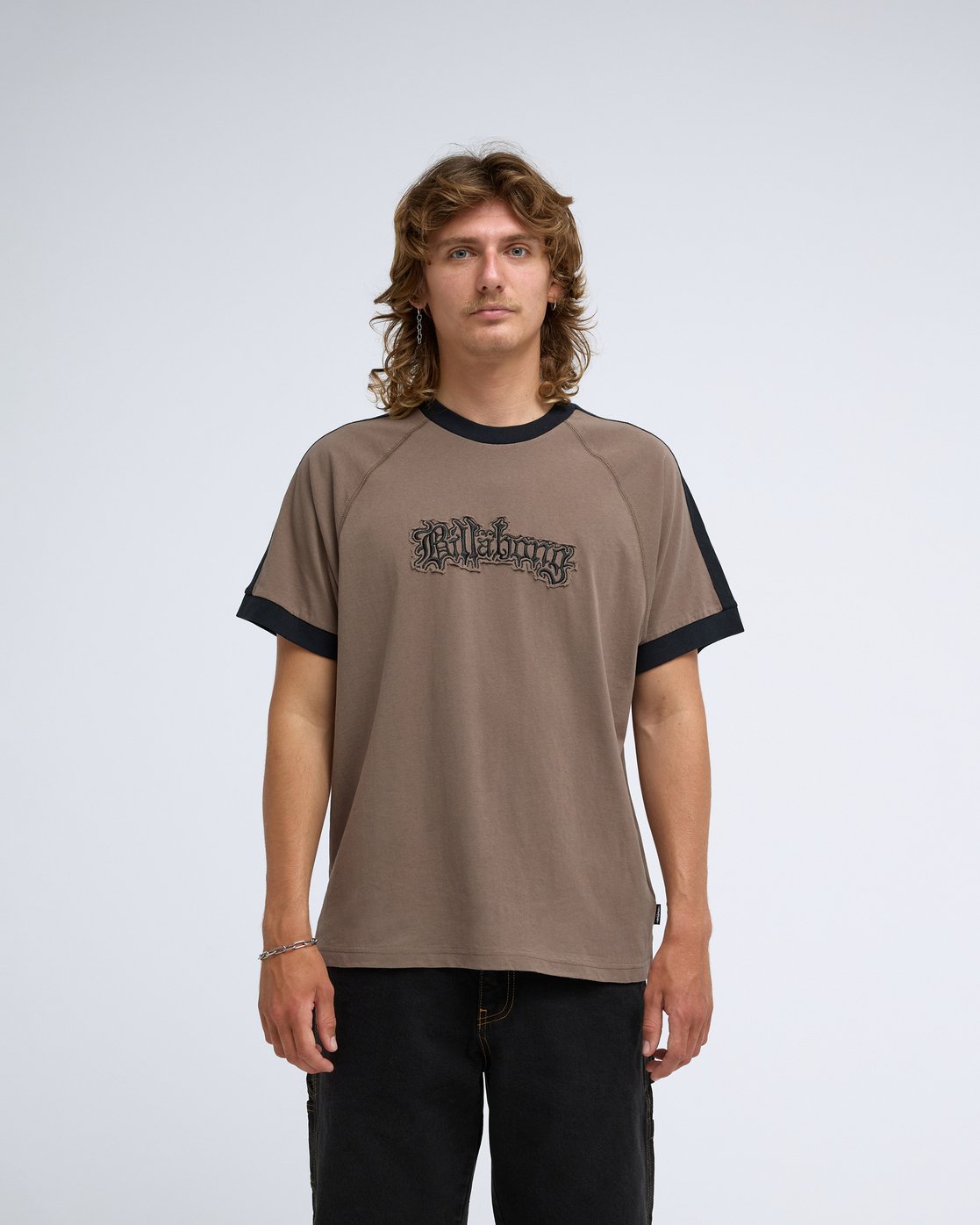T-shirt Billabong Creed Panel sable, porté, de face