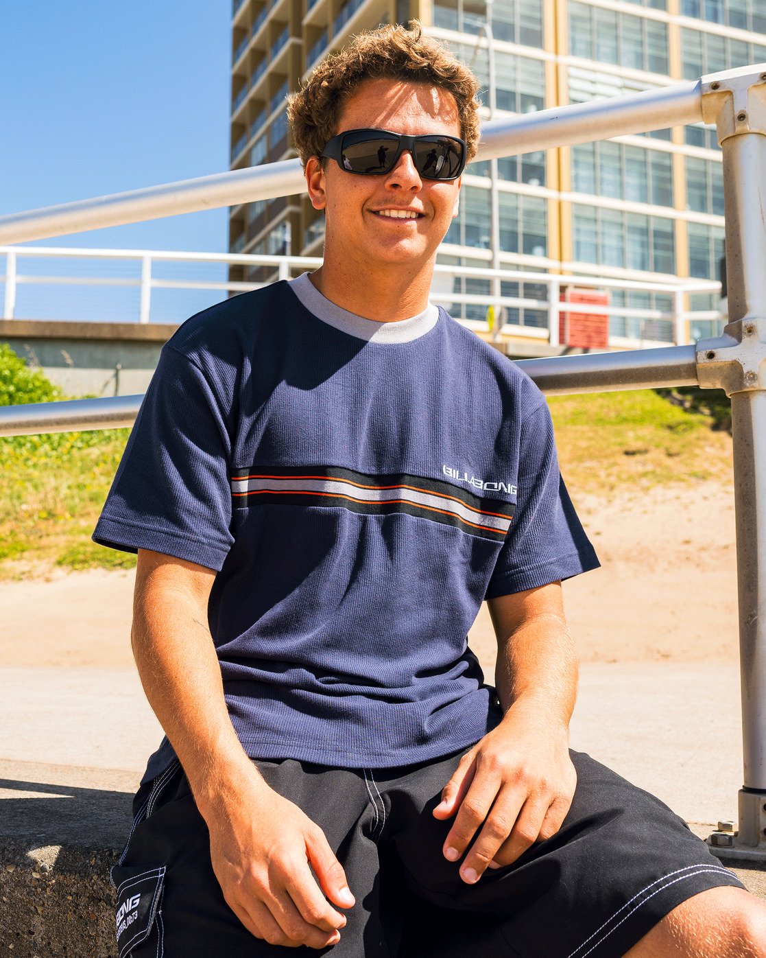 T-shirt Billabong Spec 73 Ribbed indigo délavé, porté en situation